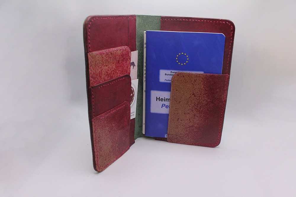 Personalisierte Impfpasshülle aus Leder – Handgefertigt, Nachhaltig & Individuell Gestaltbar