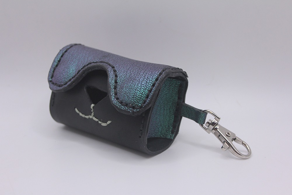 Handgefertigter Kotbeutelhalter aus hochwertigem Leder – Individuell nach Farbwunsch