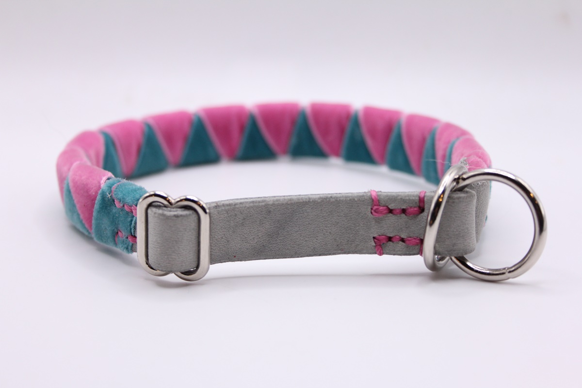 Fettleder-Halsband 'Retrosamt' – Samtumflochten – inspiriert vom Galopprennsport & liebevoll handgefertigt