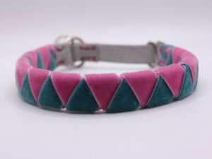 Fettleder-Halsband ‚Retrosamt‘ – Samtumflochten – inspiriert vom Galopprennsport2