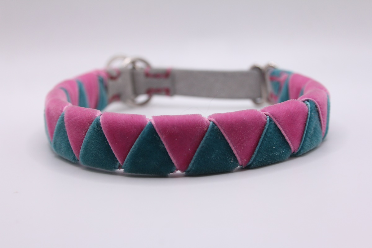 Fettleder-Halsband 'Retrosamt' – Samtumflochten – inspiriert vom Galopprennsport & liebevoll handgefertigt