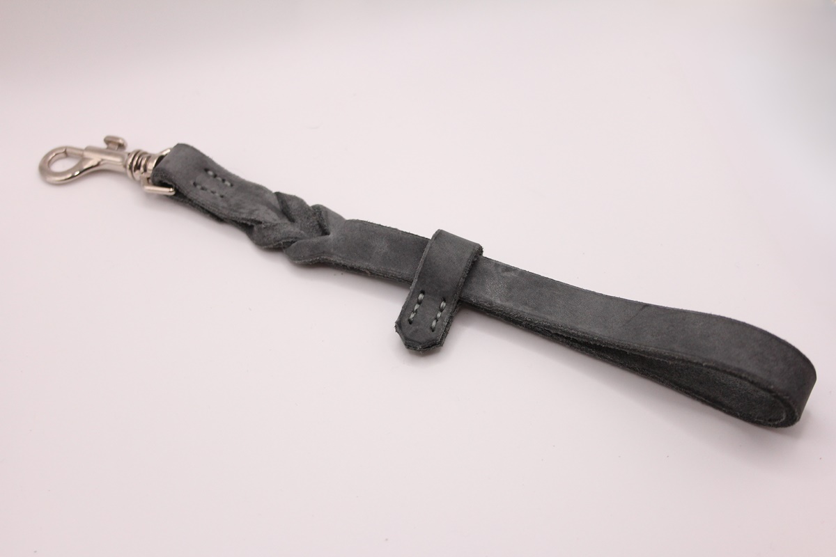 Fettleder Schleppleinenhalterung „Loopfix“ – mit Karabiner zur Gürtelbefestigung