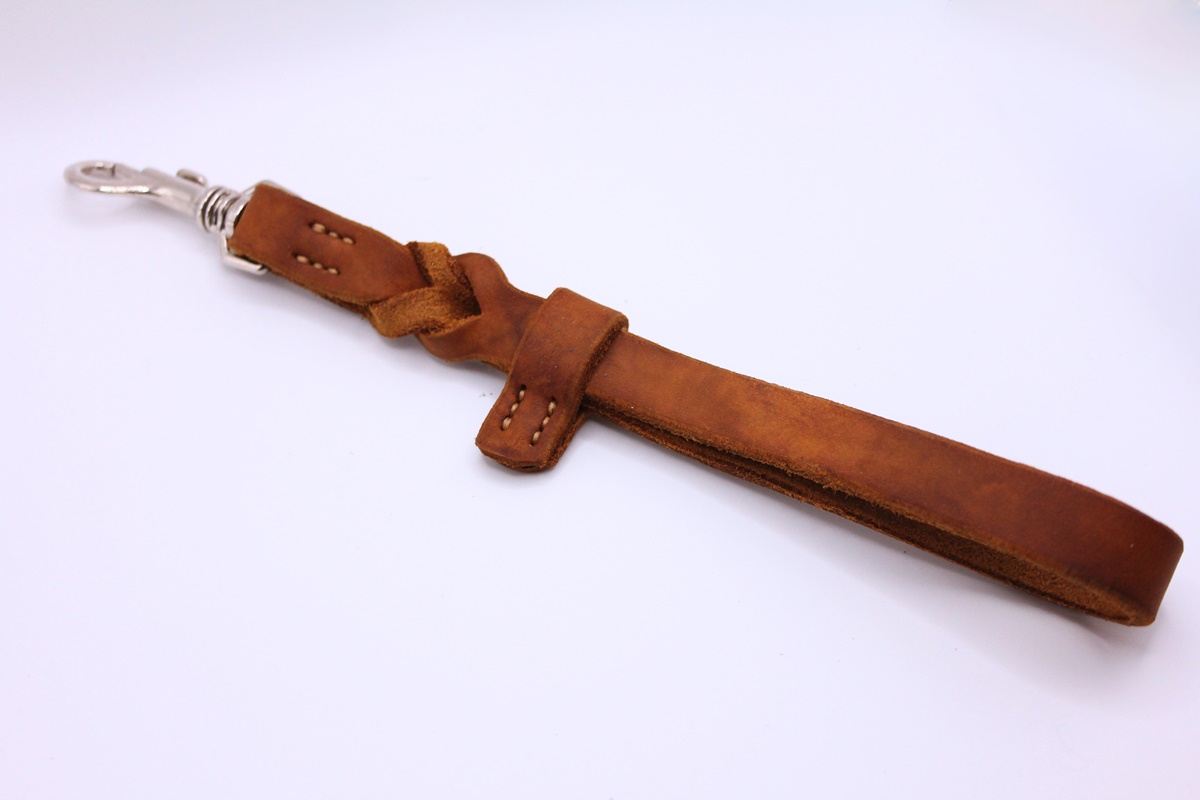 Fettleder Schleppleinenhalterung „Loopfix“ – mit Karabiner zur Gürtelbefestigung