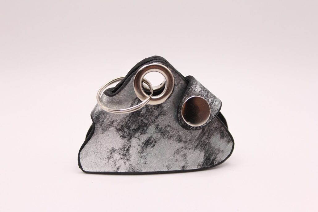 Leder-Markentäschchen für Hundemarken mit Öse und Schlüsselring – Vorderansicht geschlossen