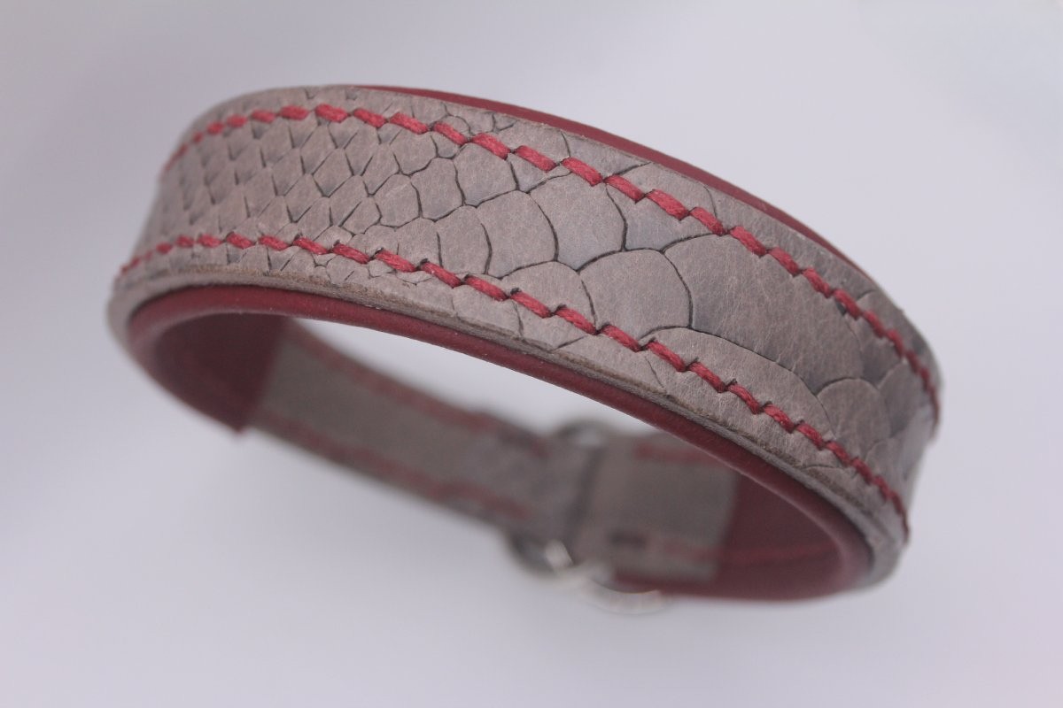 Premiumleder-Halsband 'Wyrmskin' – Büffelleder mit Schuppenprägung