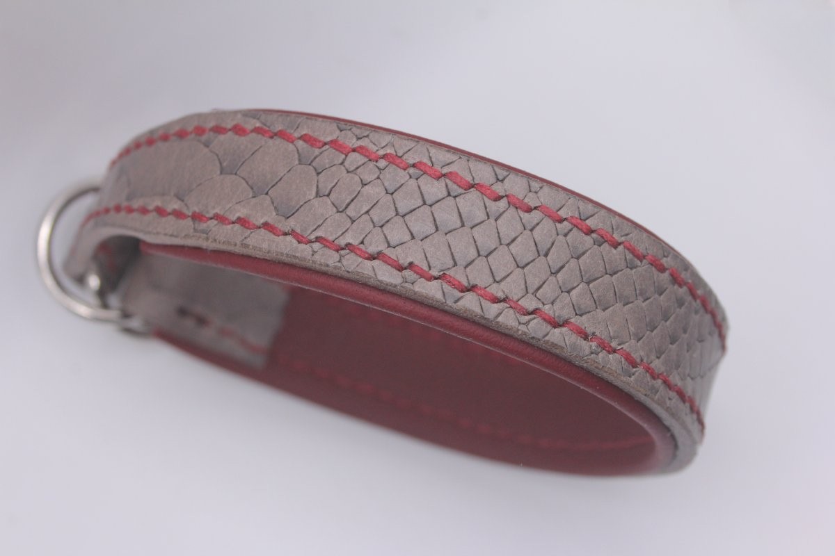 Premiumleder-Halsband 'Wyrmskin' – Büffelleder mit Schuppenprägung