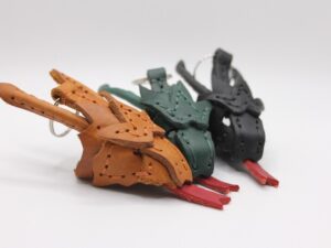 Schlüsselanhänger Drache – kleiner Wächter für deine Schlüssel Drei Farben Cognac Dunkelgrün Schwarz