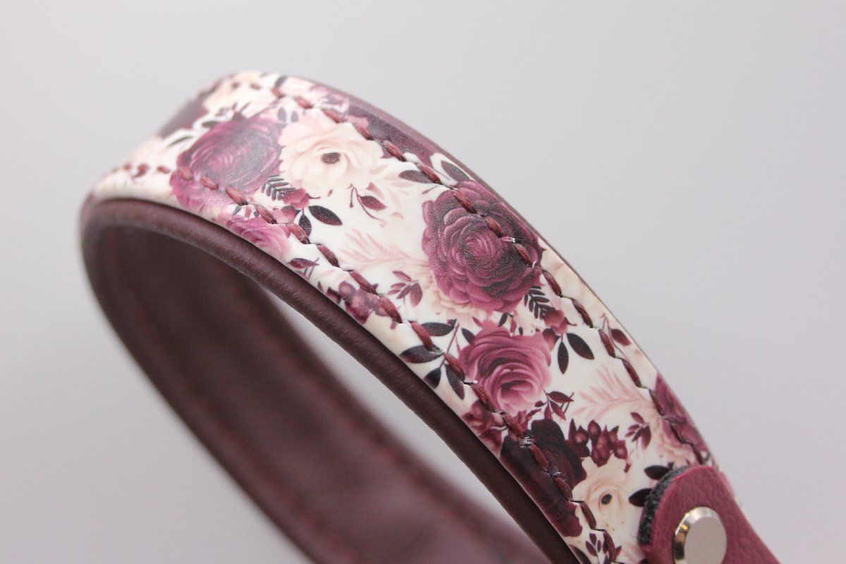 Biothane®-Halsband 'Radiant Arc' 25mm mit 16mm Anbauteil weinrot Rosendruck Edelstahl Beschlag Detailbild