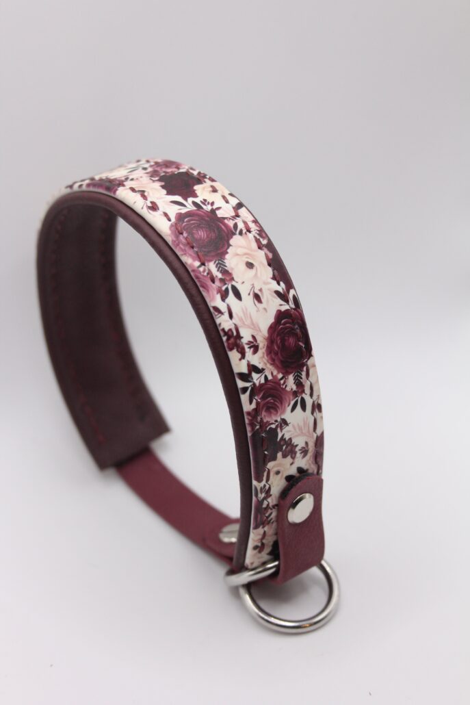 Biothane®-Halsband 'Radiant Arc' 25mm mit 16mm Anbauteil weinrot Rosendruck Edelstahl Beschlag Aufechtbild