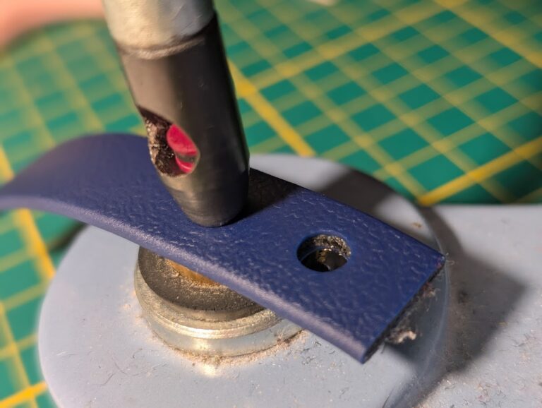 Warum saubere Löcher entscheidend sind: Stanzen, Abstand und Druck